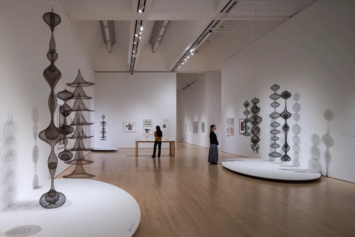 SFMOMAで開催されているアサワの回顧展では、有名なワイヤー彫刻が多数展示されている。だが展覧会の主役はほかにある。Photo: Henrik Kam/Artworks: ©Ruth Asawa Lanier, Inc., Courtesy David Zwirner