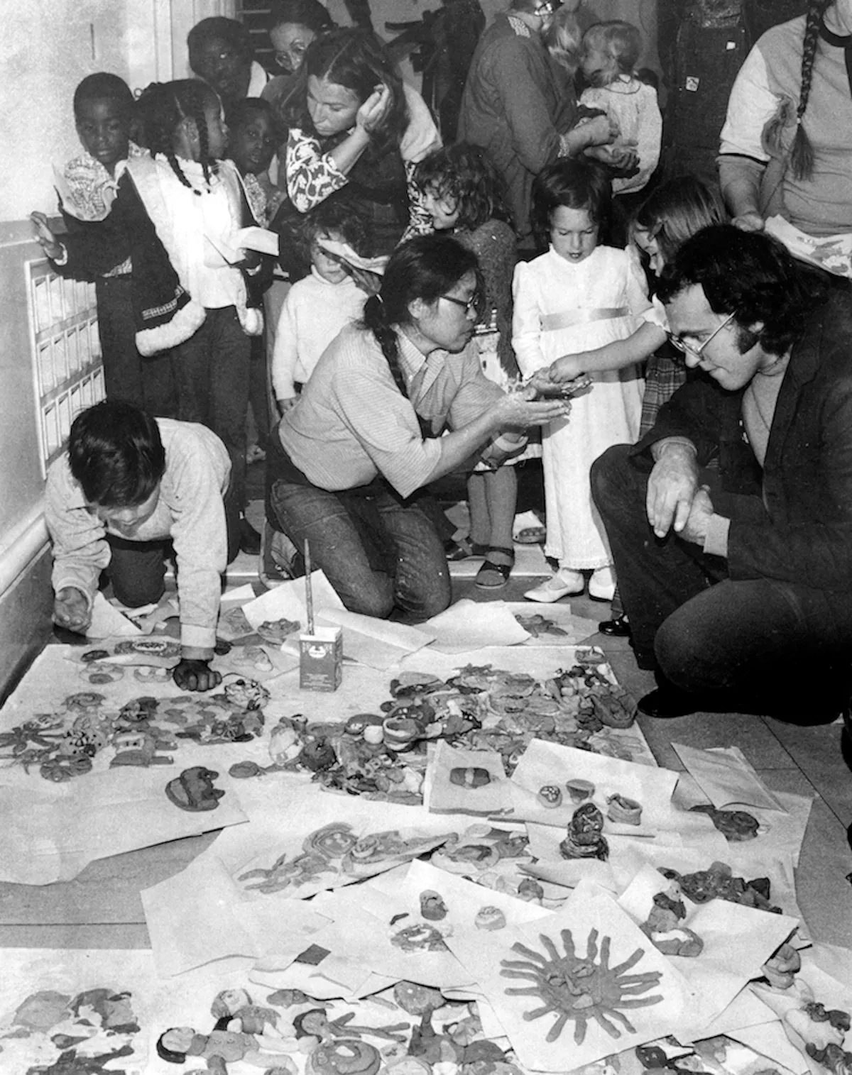 1973年にSFMOMAで「ドウ・イン」のイベントを行うルース・アサワ。Photo: Courtesy Ruth Asawa Lanier, Inc.