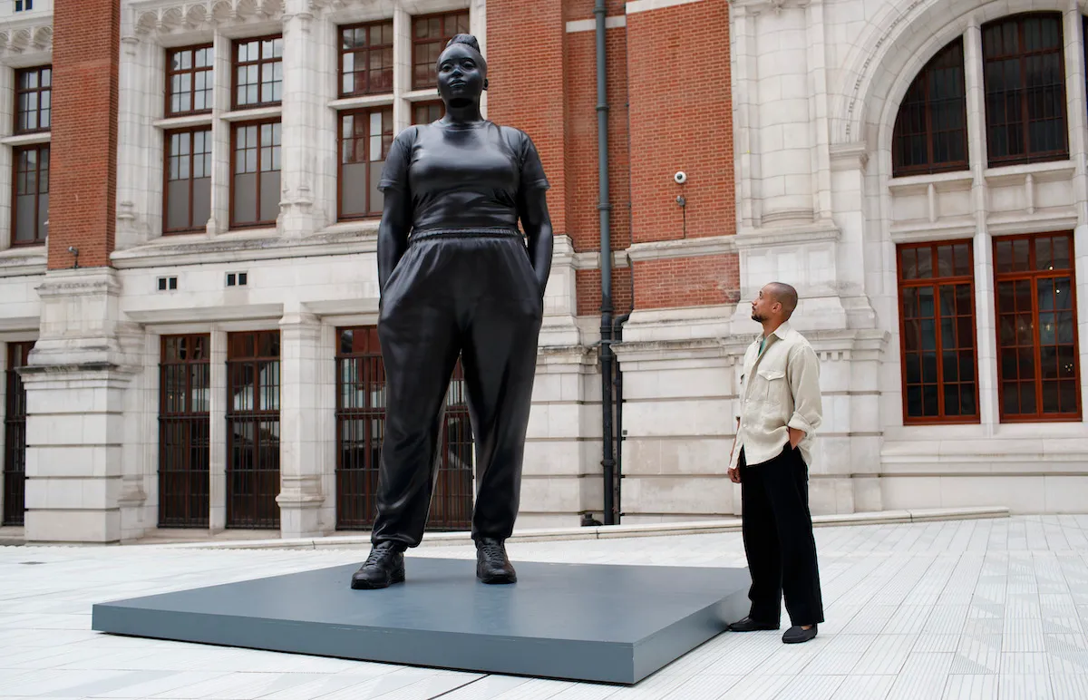《Moments Contained》(2022)とともに写るトーマス・J・プライス。Photo: John Phillips/Getty Images for The V&A