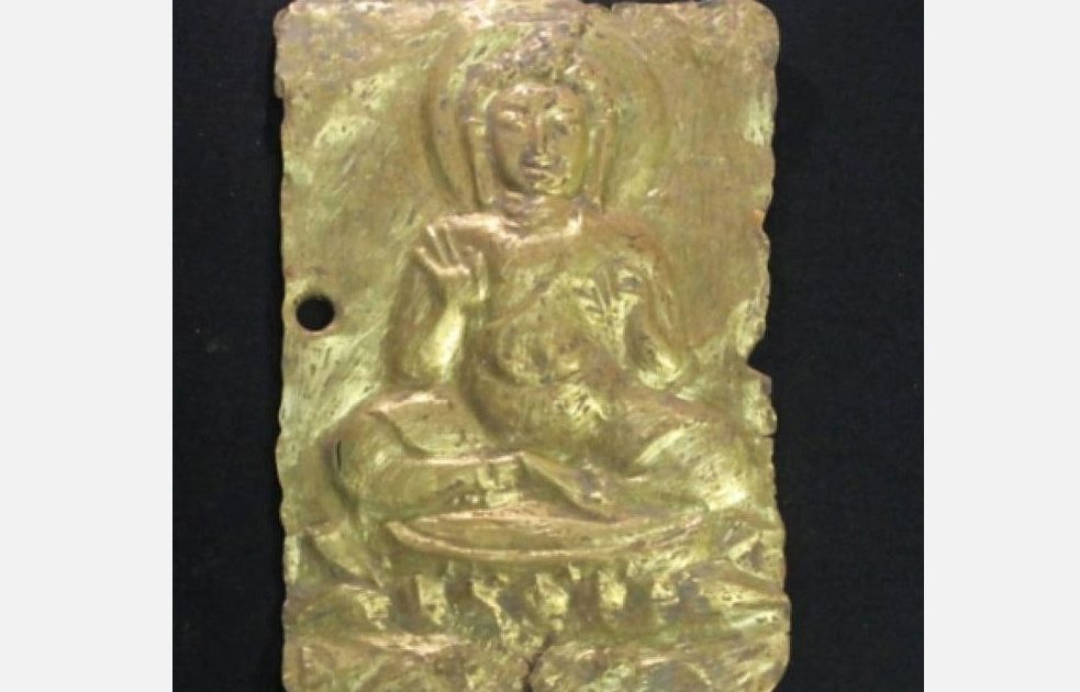 約1300年前の黄金の釈迦如来レリーフをタイの涅槃像下で発見。金