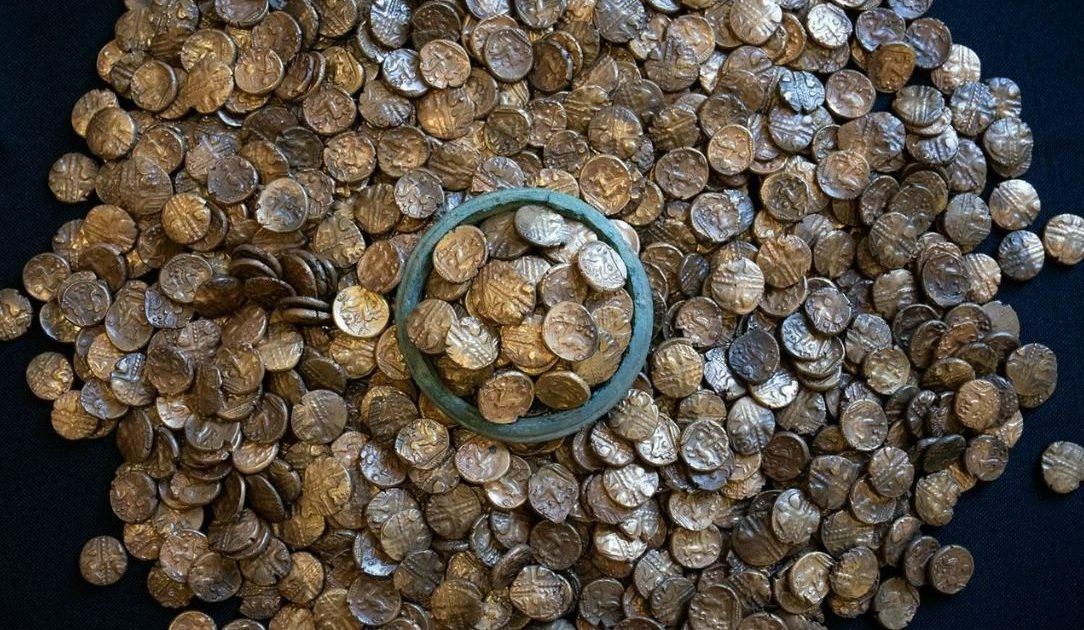 金貨933枚を発見した金属探知機愛好家が申告不履行などの罪で逮捕