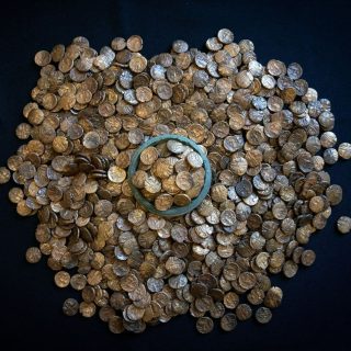 金貨933枚を発見した金属探知機愛好家が申告不履行などの罪で逮捕