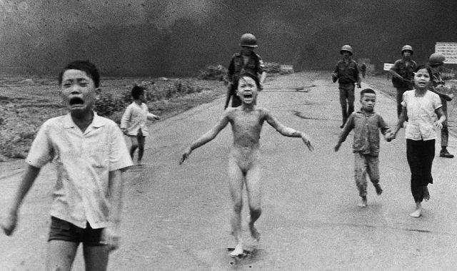 ベトナム戦争 デモリション・バッグ 爆薬バック 実物 1963年？ ナパーム弾の少女」撮影者を巡り論争。ベトナム戦争を象徴する写真の