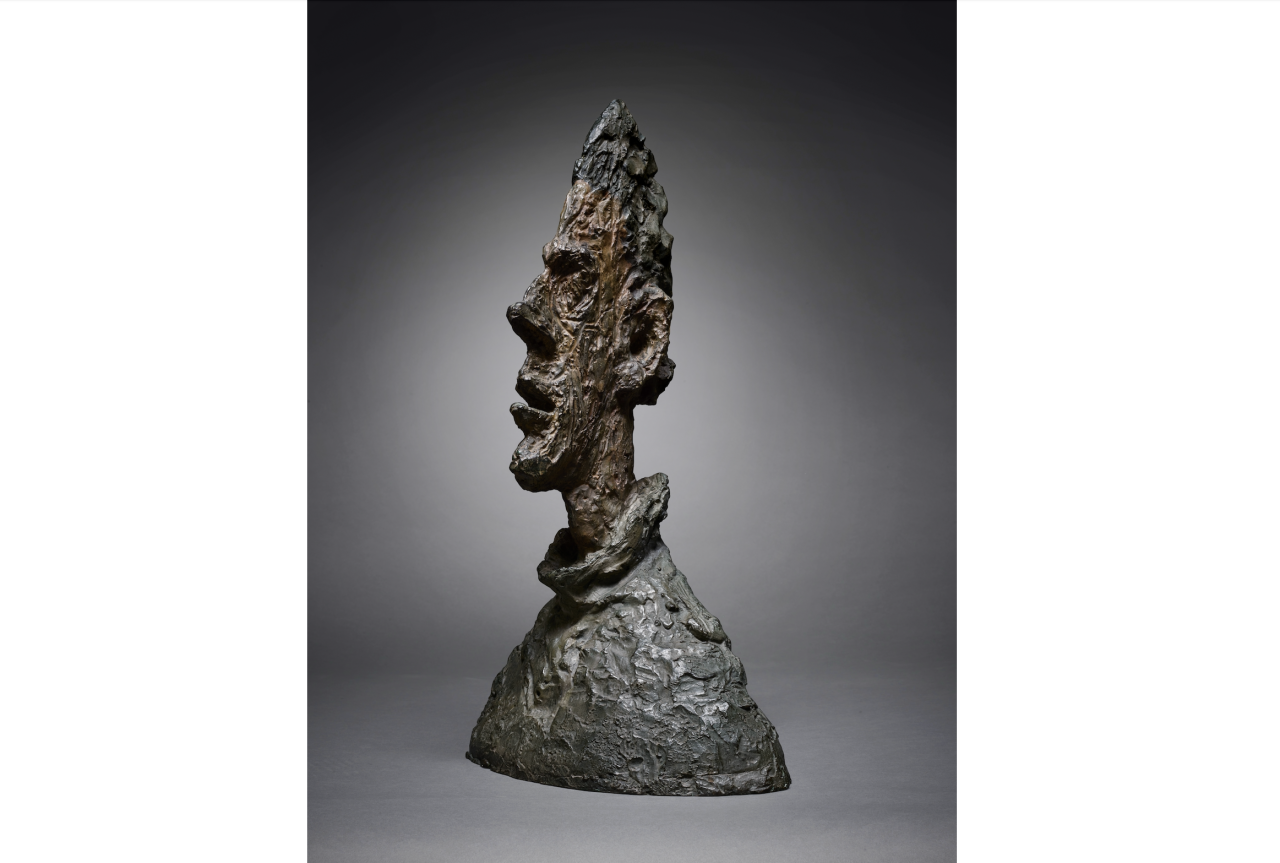 アルベルト・ジャコメッティによる1955年のブロンズ胸像《Grande tête mince (Grande tête de Diego)》。Photo: Sotheby’s