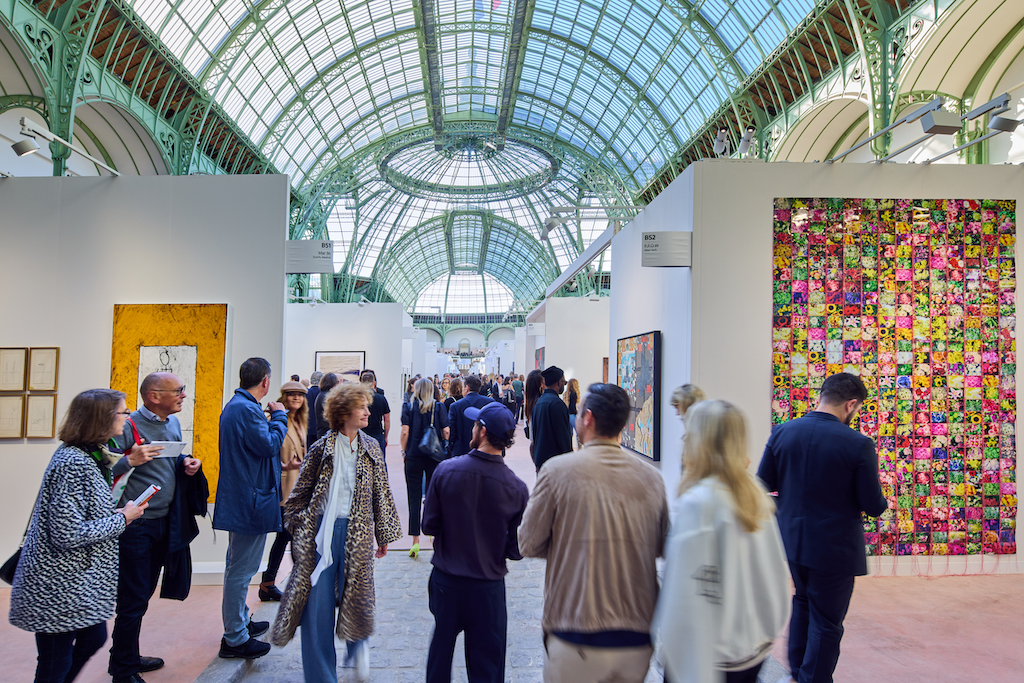 2024年のアート・バーゼル・パリの展示風景。Photo: Courtesy of Art Basel Paris