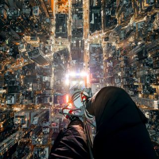 エンパイア・ステート・ビルの最上部でアイザック・ライトが撮影した《Empire State of Mind（エンパイア・ステート・オブ・マインド）（2024）。この写真のためにライトは警察に逮捕された。Photo: Robert Mann Gallery