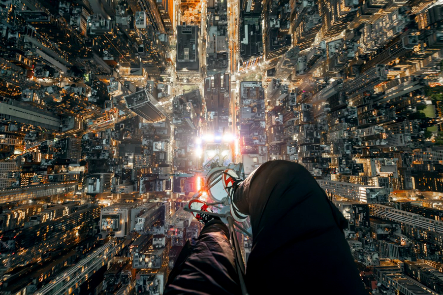 エンパイア・ステート・ビルの最上部でアイザック・ライトが撮影した《Empire State of Mind（エンパイア・ステート・オブ・マインド）（2024）。この写真のためにライトは警察に逮捕された。Photo: Robert Mann Gallery