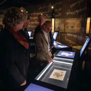 2025年2月26日、カリフォルニア州シミー・バレーのロナルド・レーガン大統領図書館で展示された死海文書。Photo: MediaNews Group via Getty Images