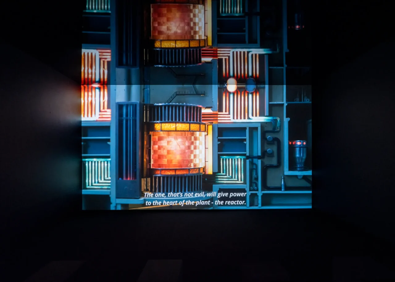 エミリア・シュカルヌリーテ《Burial》(2022)。MoMA PS1「The Gatherers」展の展示風景。Photo: Courtesy MoMA PS1/Photo Kris Graves