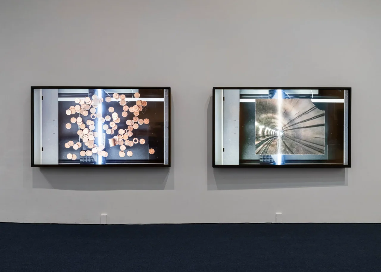 トリア・アスタキシュヴィリとディラン・ピアース《so many things I’d like to tell you》(2025)。MoMA PS1「The Gatherers」展の展示風景。Photo: Courtesy MoMA PS1/Photo Kris Graves