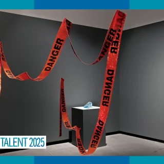 2023年の展覧会「Biskaabiiyang｜Returning to Ourselves」より、《Danger! Tread Lightly》》（2023）、《Bang On Man!!!》（2022）、《Kellogg's Loops》（2021）の展示風景。Photo: Toni Hafkenscheid