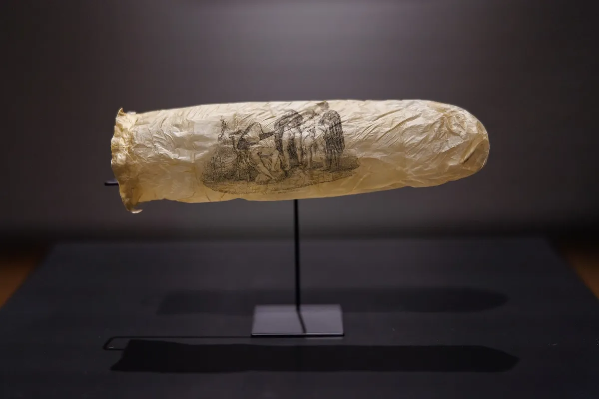 絵柄付きのコンドームは富と教養の証だった!? 200年前の避妊具がアムステルダム国立美術館で展示中
