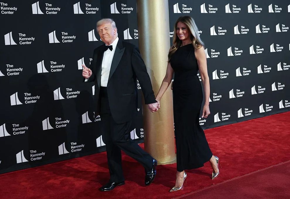 トランプ大統領にブーイングとUSAコール。王政打倒の反乱を描く『レ・ミゼラブル』会場の反応