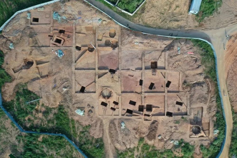 中国で2000年前の墓75基を発掘。ヒスイや漆塗りの遺物など300以上の副葬品が出土