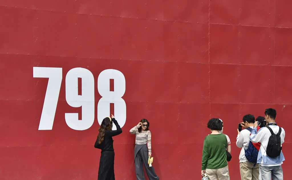 北京の798芸術区で記念撮影する人々(2025年5月4日撮影)。Photo: Xinhua News Agency via Getty Ima