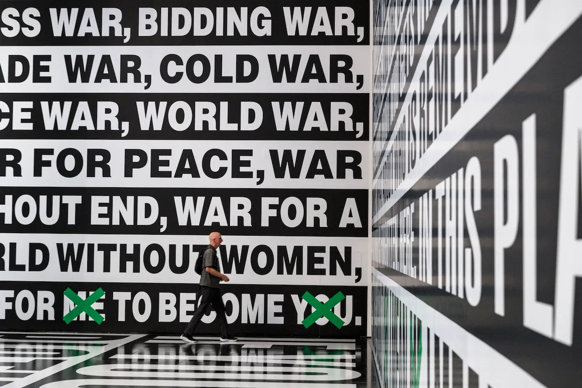 2022年にニューヨーク近代美術館(MoMA)で開催されたバーバラ・クルーガーの展覧会。Photo: Angela Weiss/AFP via Getty Images