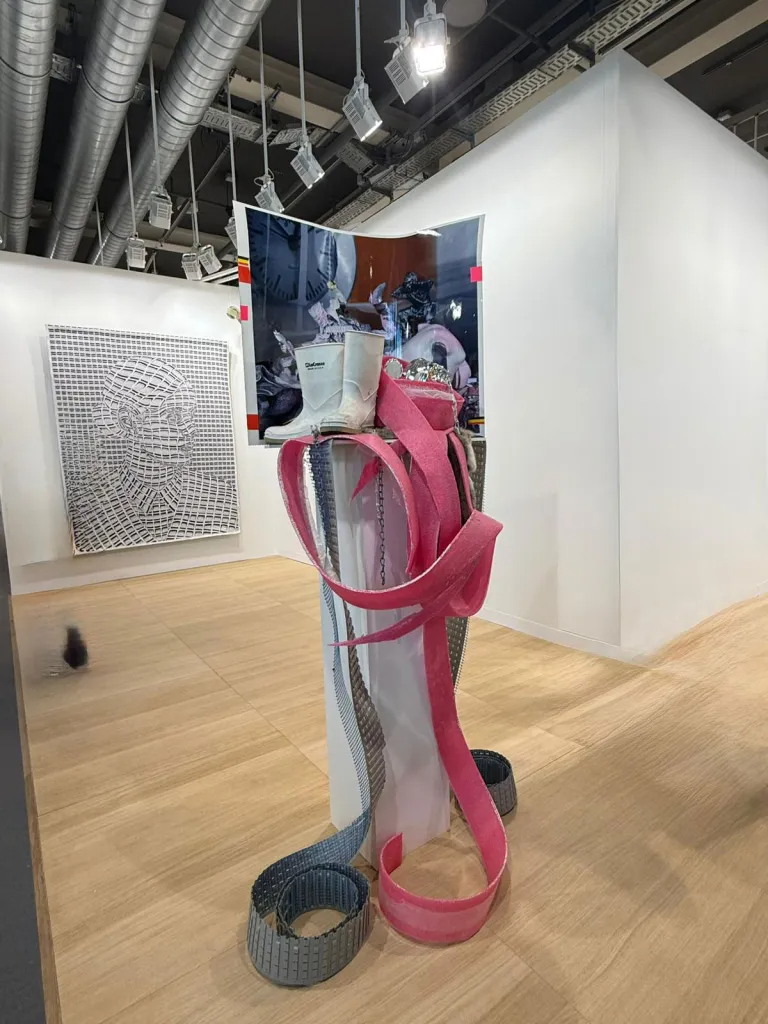 イザ・ゲンツケン《U.S. Boots》（2004）Photo: Sarah Belmont for ARTnews