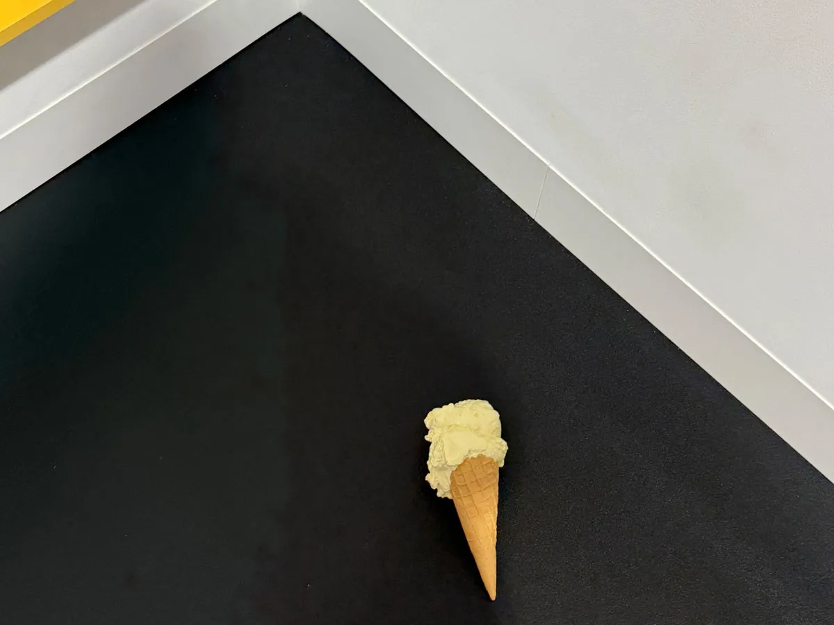 ライアン・ガンダー《Moving Object, or Stability Metrics》（2025）Photo: Sarah Belmont for ARTnews