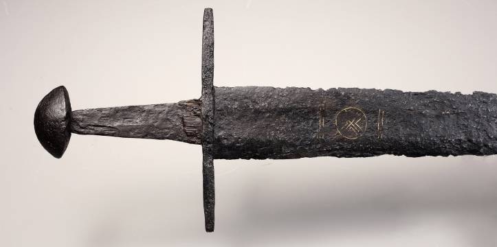 川の掃除中に1000年前の剣が出現！ 不屈の強さや忠誠の証「無限の結び目」がはっきり