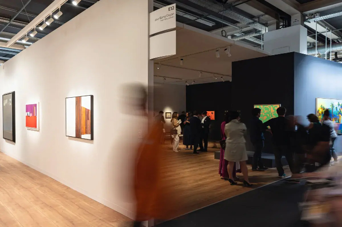 2025年アート・バーゼルの会場風景。Photo:Sara Barth/Courtesy Art Basel