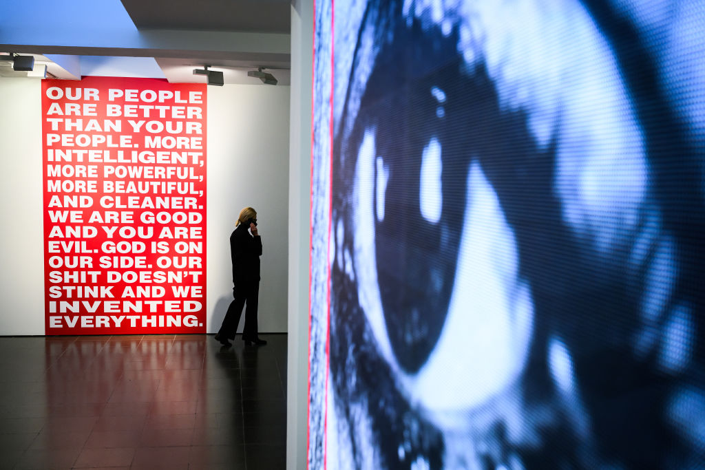 サーペンタイン・ギャラリーで展示された《Untitled (Our people are better than your people)》。「あなたたちよりも私たちの方が優れている。賢いし力は強いし、美しくてきれい」といった短文が記されている。Photo: Leon Neal/Getty Images