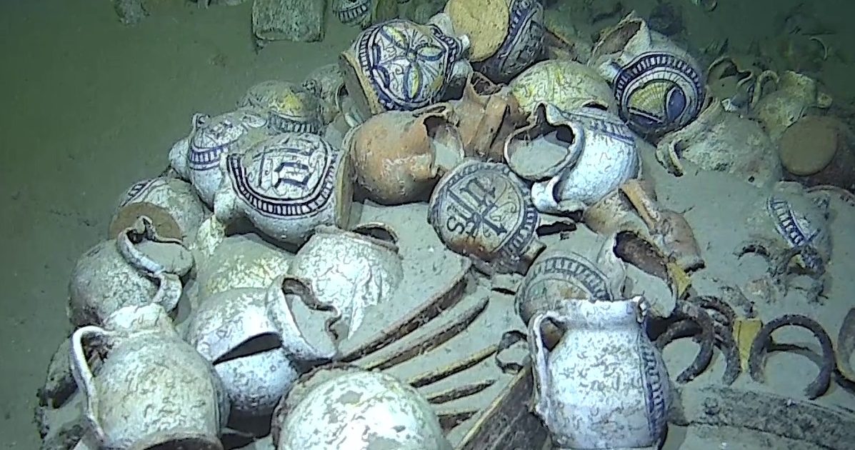 時が止まった深海で16世紀の沈没船が姿を現す！ 手つかずの船からは