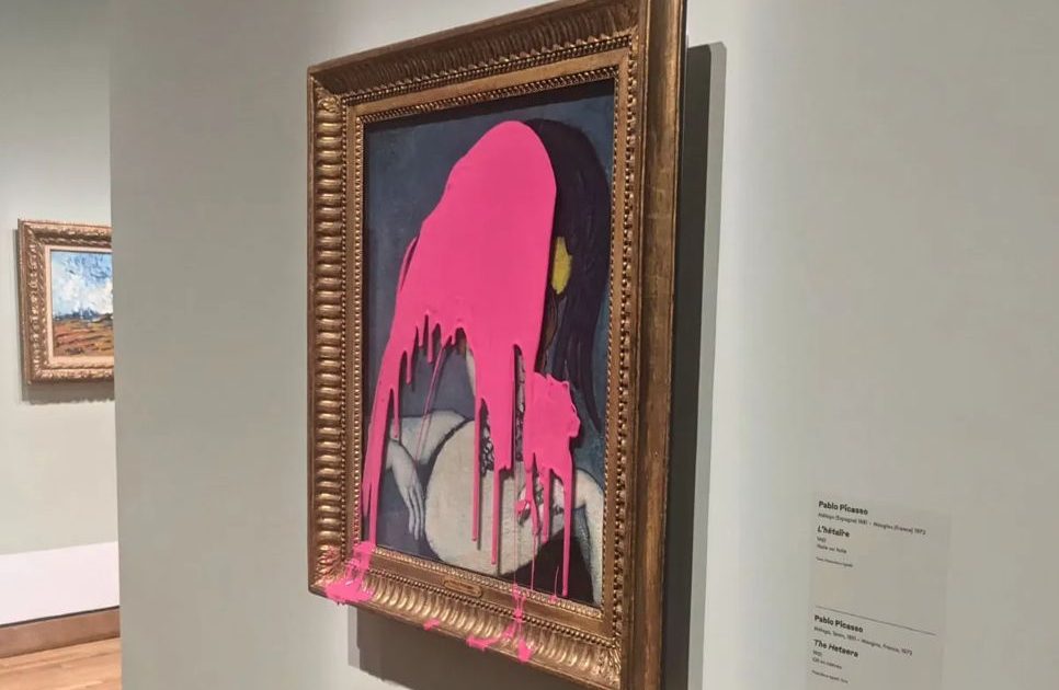 ピカソの絵に環境活動家がピンクの塗料。背景にはカナダの熱波と異例に