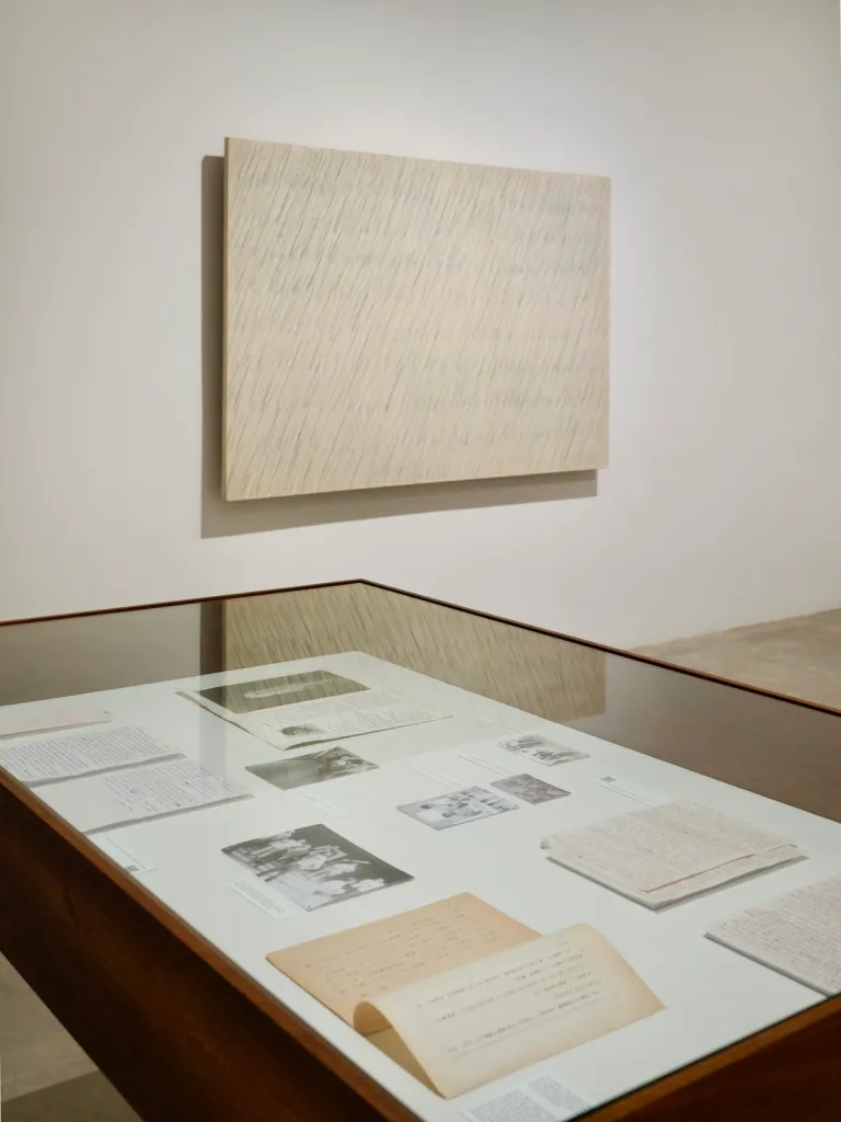 ニューヨークのティナ・キム・ギャラリーで開催された展覧会「The Making of Modern Korean Art: The Letters of Kim Tschang-Yeul, Kim Whanki, Lee Ufan, and Park Seo-Bo, 1961–1982」の展示風景。Photo : Hyunjung Rhee/Courtesy Tina Kim Gallery