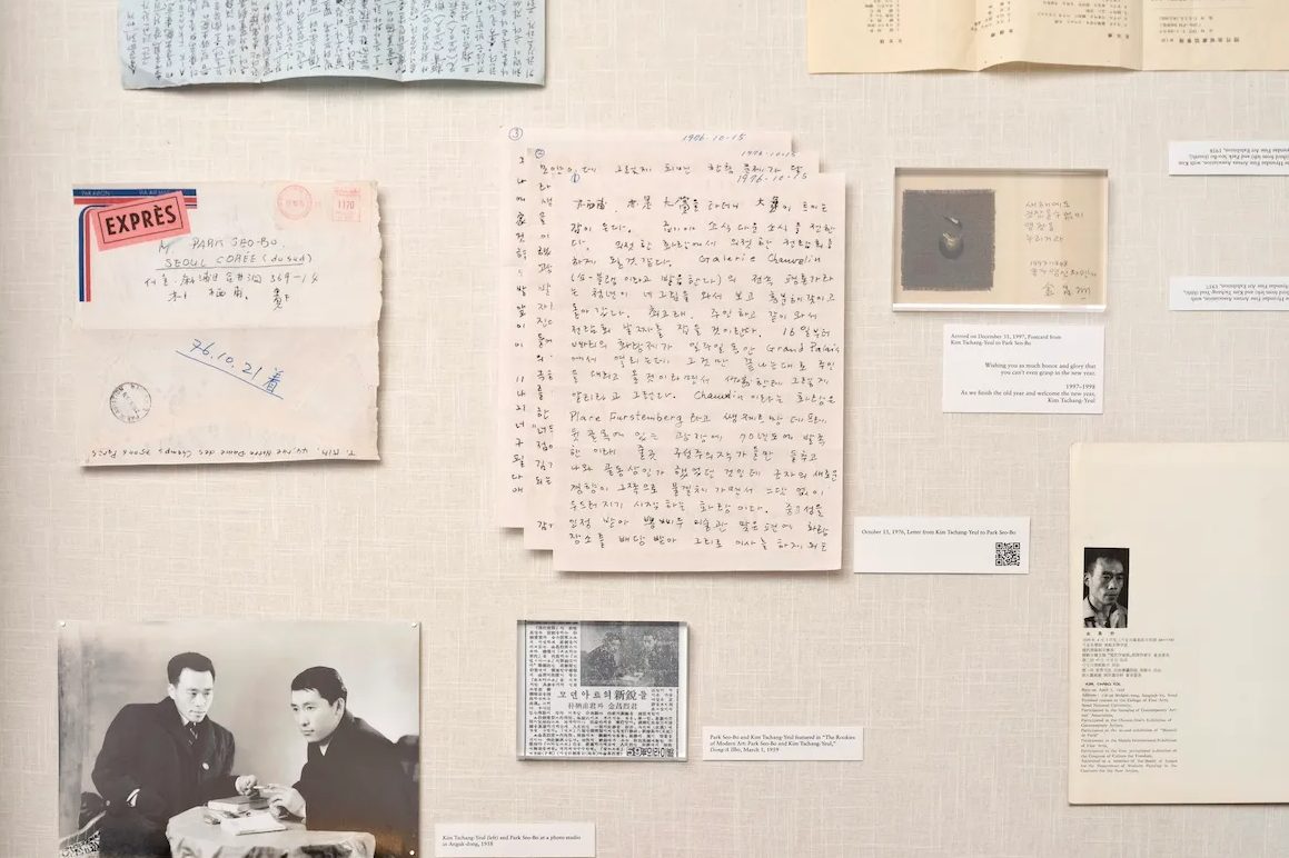 ニューヨークのティナ・キム・ギャラリーで開催された展覧会「The Making of Modern Korean Art: The Letters of Kim Tschang-Yeul, Kim Whanki, Lee Ufan, and Park Seo-Bo, 1961–1982」の展示品。Photo: Hyunjung Rhee/Courtesy Tina Kim Gallery