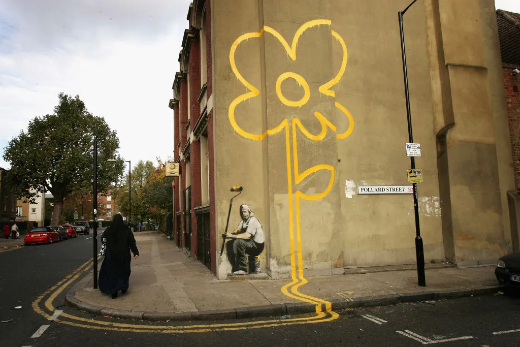 バンクシー《Yellow Lines Flower Painter》（2007）　Photo: Getty Images