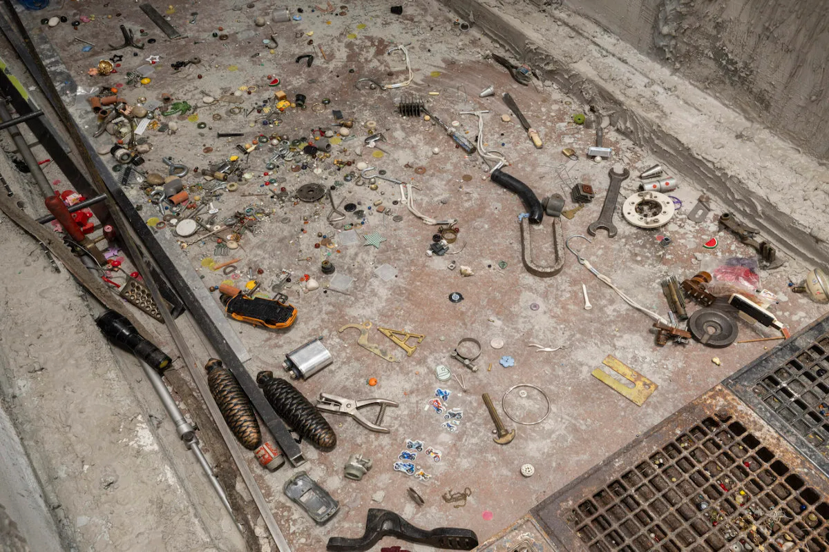 トリア・アスタキシュヴィリ《dark days》（2025）。MoMA PS1で開催中の展覧会「The Gatherers」より。Photo: Kris Graves/Courtesy MoMA PS1