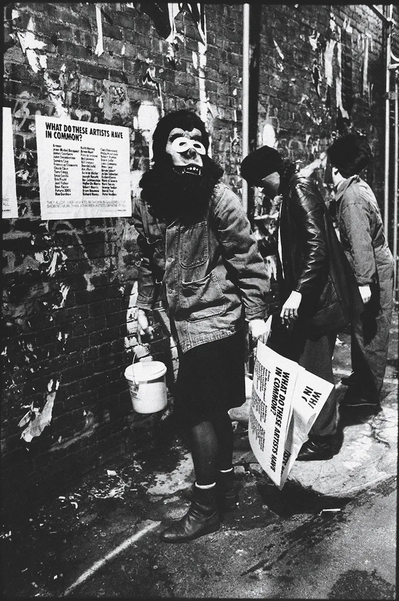 ゲリラ・ガールズ《WHAT DO THESE ARTISTS HAVE IN COMMON?》(1985)ニューヨーク Photo: Copyright ©Guerrilla Girls, courtesy guerrillagirls.com. Photo: Lori Grinker