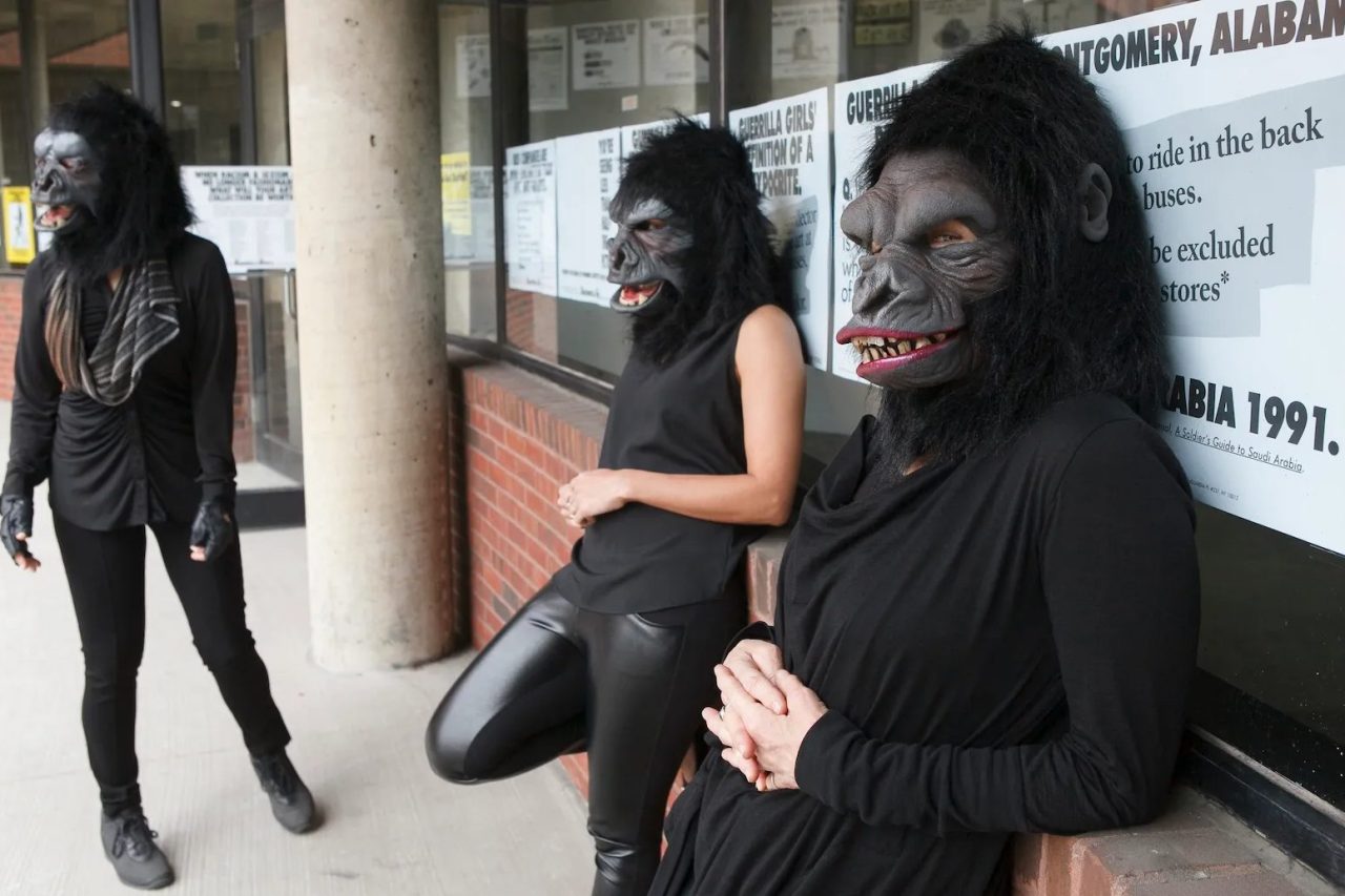 トレードマークのゴリラのマスクをかぶったゲリラ・ガールズのメンバーたち。ニューヨークのエイブロンズ・アート・センターで開催された展覧会「Guerrilla Girls: Not Ready To Make Nice, 30 Years and Still Counting」のプレスプレビューにて(2015年4月30日撮影)。Photo: Copyright ©Guerilla Girls, courtesy guerrillagirls.com. Photo: Andrew Hinderaker