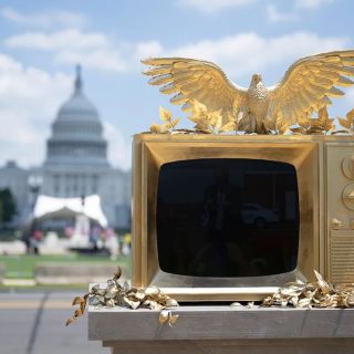 トランプは「独裁者」── 米大統領を痛烈に風刺する挑発的彫刻が再び