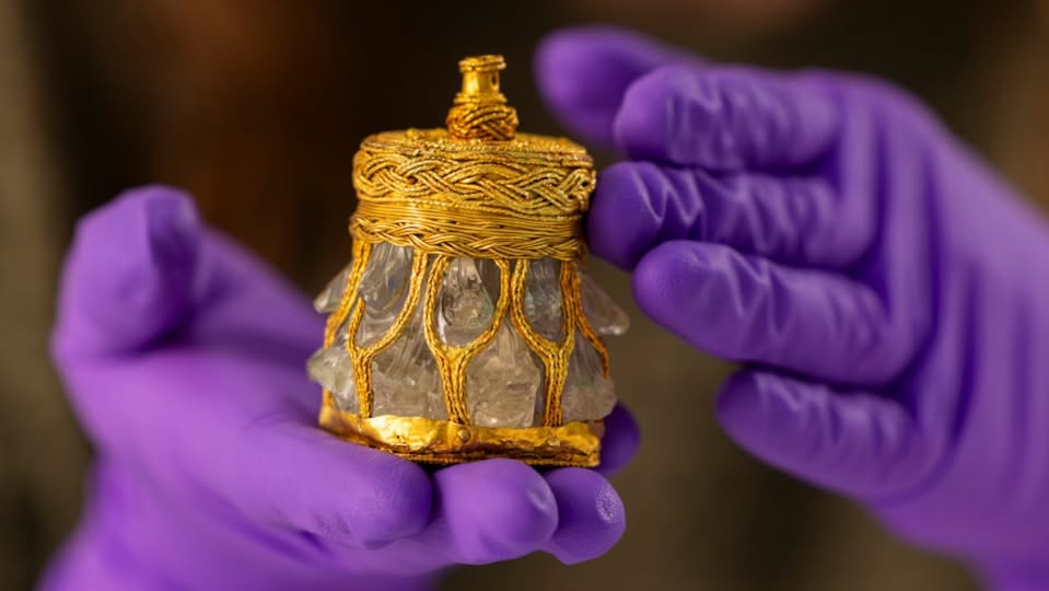 金属探知機愛好家が畑で発見！ イギリス「最重要遺物」のひとつ、「金と水晶の壺」が初公開