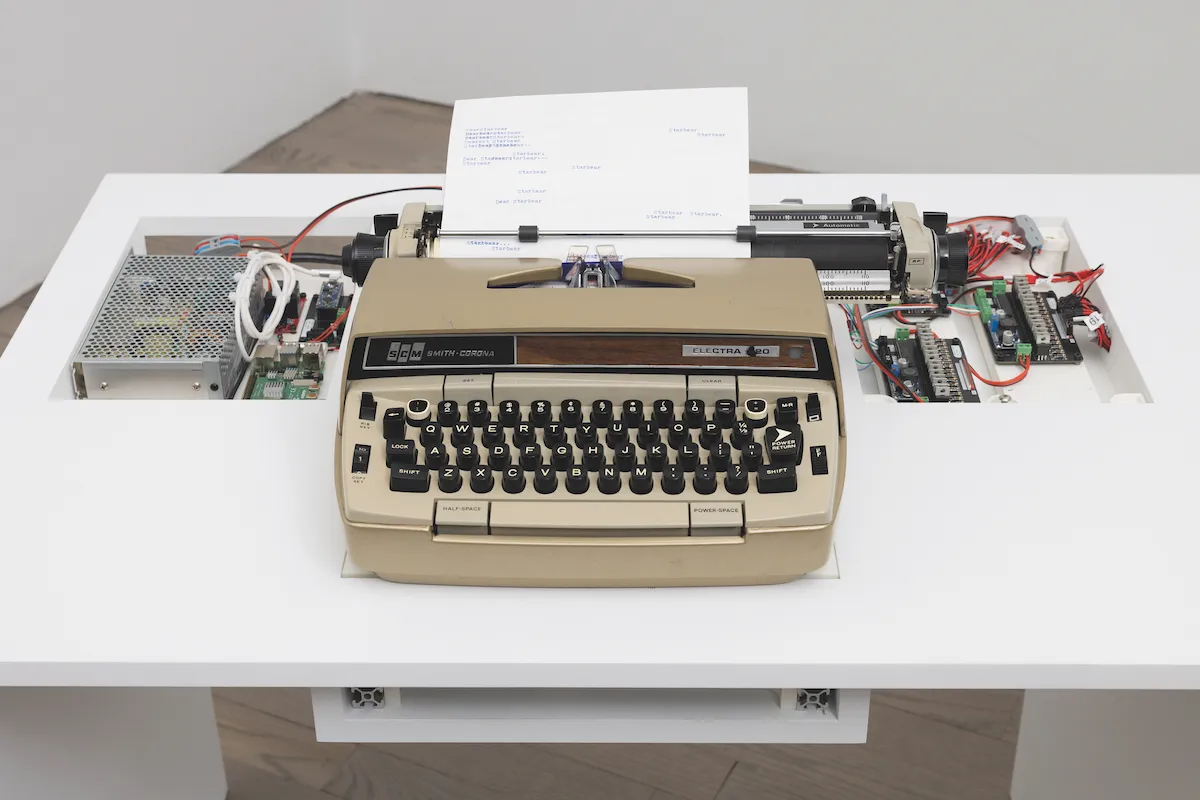 ブリタニー・ネルソン《everything but the signature is me》（2023）　Photo: Evan Jenkins/Courtesy the Artist and PATRON Gallery, Chicago