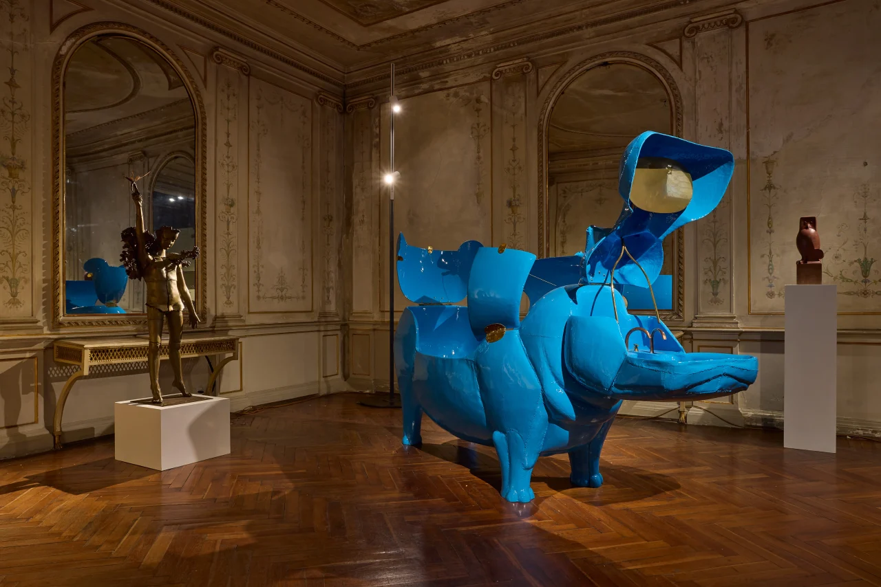 ベン・ブラウン・ファイン・アーツが2024年ヴェネチアで開催した「Planète Lalanne(プラネット・ラランヌ)」展では、フランソワ=グザヴィエ・ラランヌとクロード・ラランヌ夫妻の作品150点あまりが展示された。Photo: Tom Carter, Courtesy of Ben Brown Fine Arts