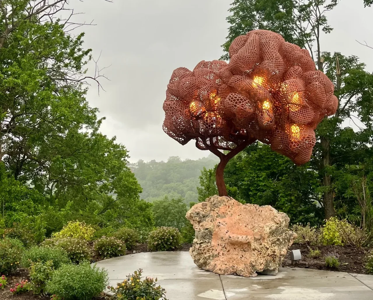 最近オハイオ州のシンシナティ美術館に設置されたナチョ・カーボネルの《One-Seater Concrete Tree》(2022)。Photo: Courtesy of Carpenters Workshop Gallery