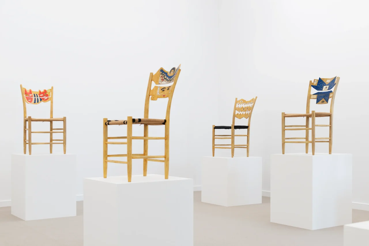 6月7日に閉幕したロベル・アウェイクの個展「Human Resources」に展示された4脚の椅子。Photo: Courtesy of Volume Gallery