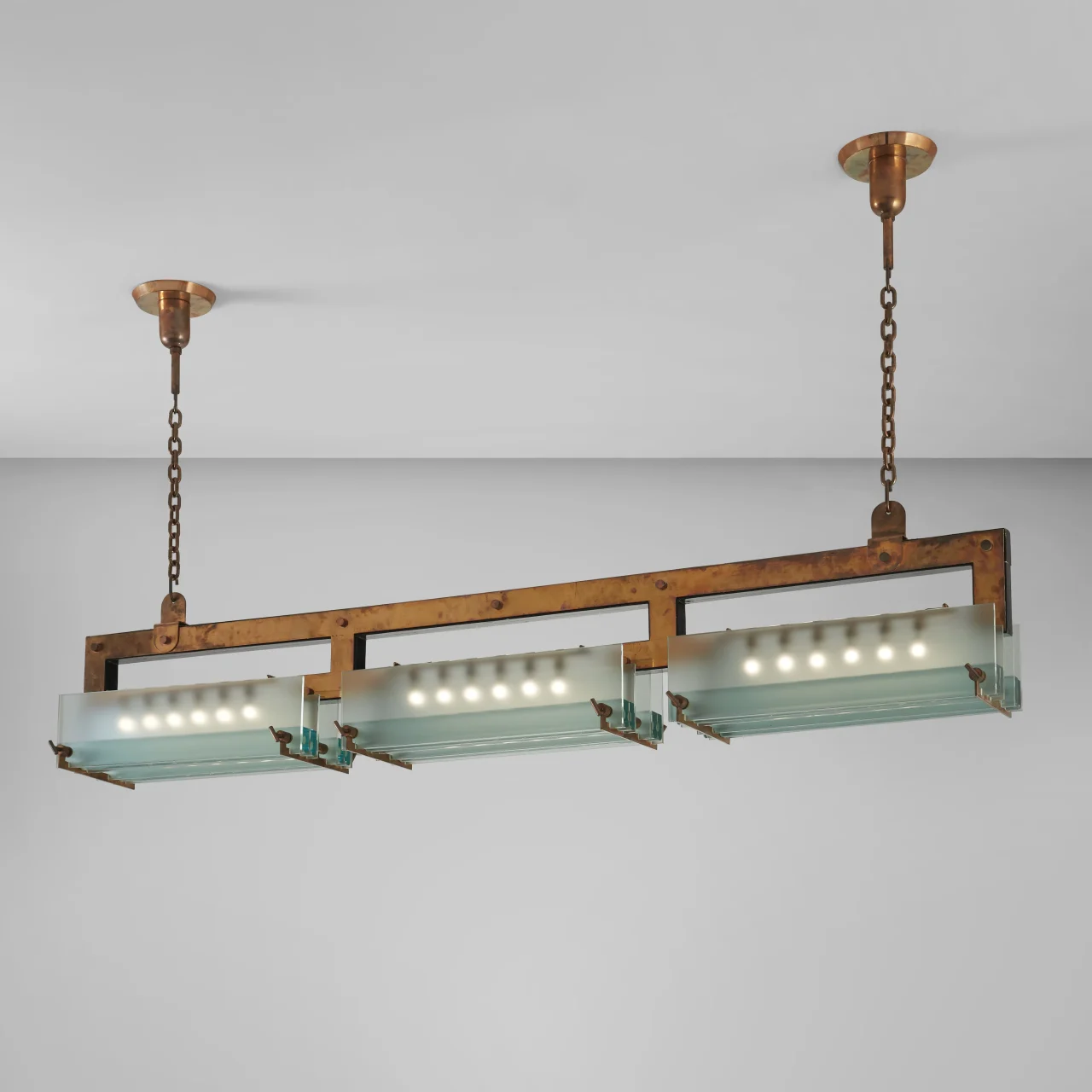 ジオ・ポンティとピエトロ・キエーザの《Large Ceiling Light》(1930年頃)は、6月10日にフィリップス・ニューヨークのオークションに出品され、2万5000から3万5000ドル(約360万~510万円)の予想額を大きく上回る22万8600ドル(約3300万円)で落札された。Photo: Courtesy of Phillips
