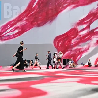 アート・バーゼルの会場に展示されたカタリーナ・グロッセ《CHOIR》。Photo: Harold Cunningham/Getty Images