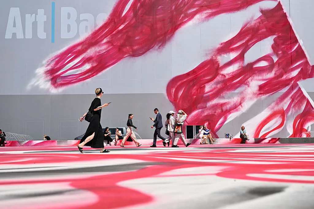 アート・バーゼルの会場に展示されたカタリーナ・グロッセ《CHOIR》。Photo: Harold Cunningham/Getty Images