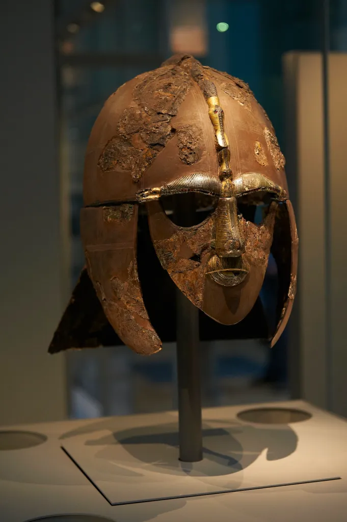 サットン・フーのヘルメット(6世紀前半) Photo: British Museum
