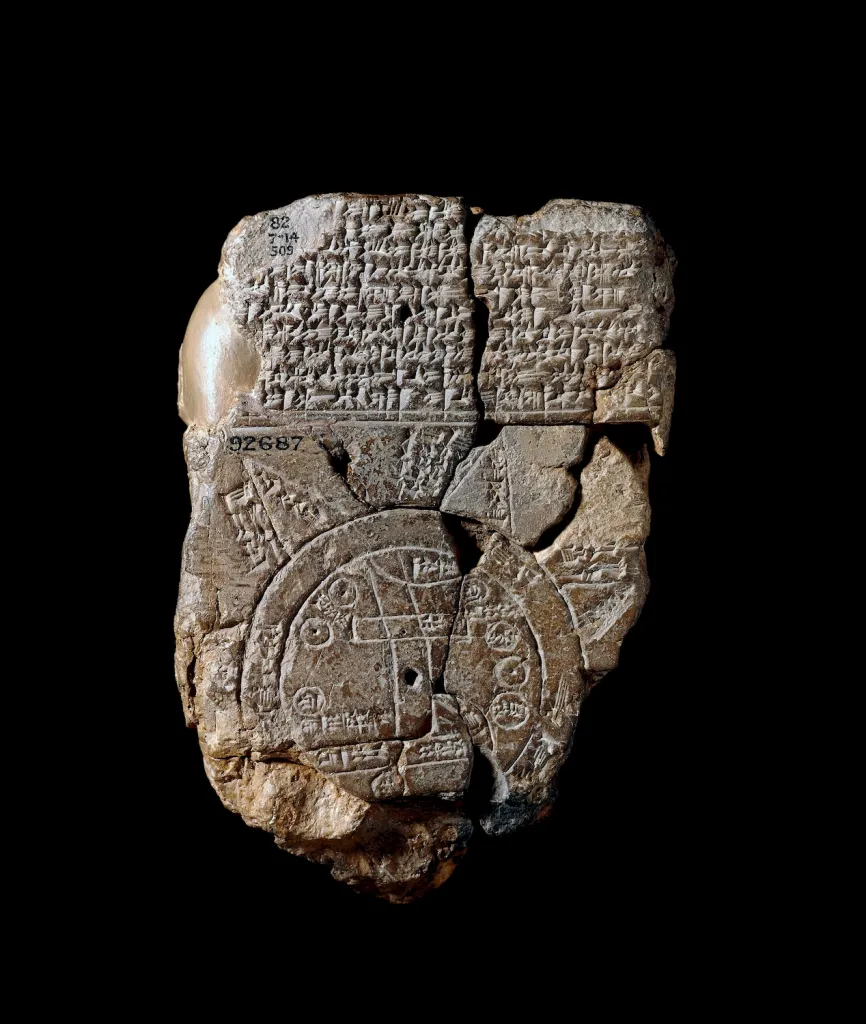 世界地図と洪水についての記述がある粘土板(紀元前700~紀元前500年)。Photo: British Museum