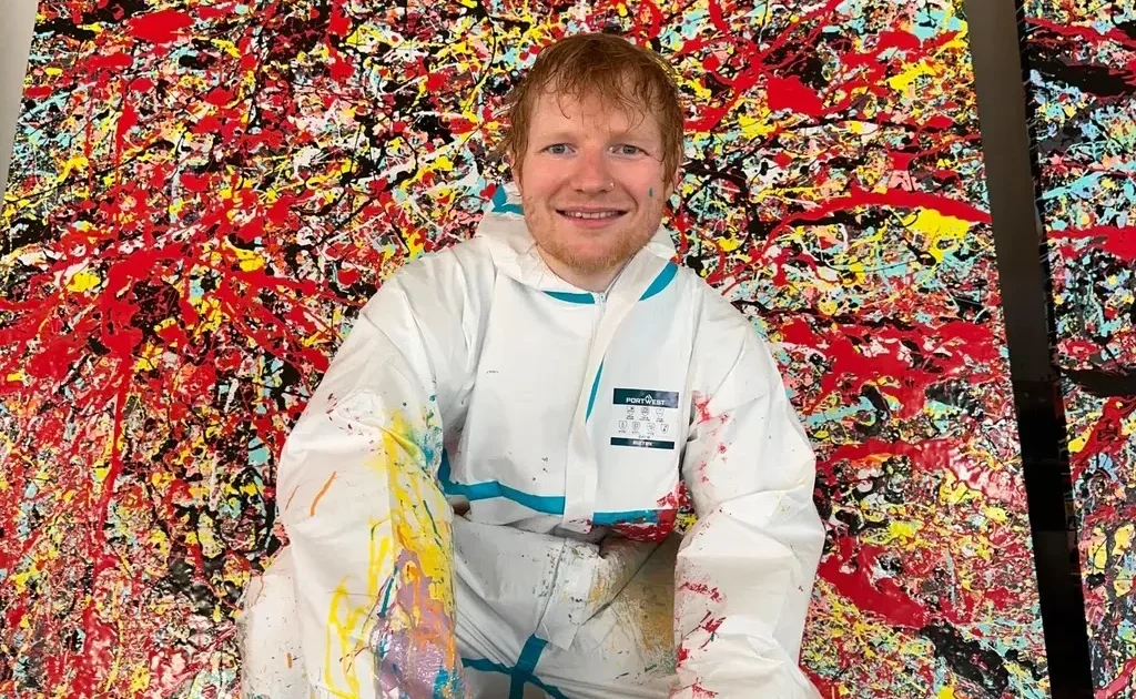 エド・シーランがロンドンで初個展。「ポロック風」作品に著名批評家は