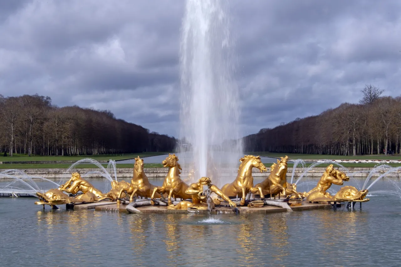 ジャン=バティスト・テュビ《アポロンの泉水》(1668-1670) Photo: Copyright © Château de Versailles, Dist. RMN/Didier Saulnier