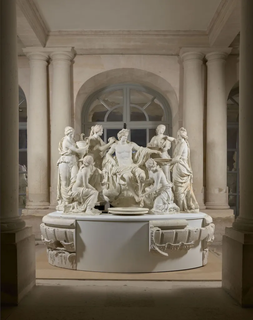 フランソワ・ジラルドン《ニンフたちにかしずかれるアポロン》(1666-1674) Photo: Copyright © Château de Versailles, Dist. RMN/Christophe Fouin