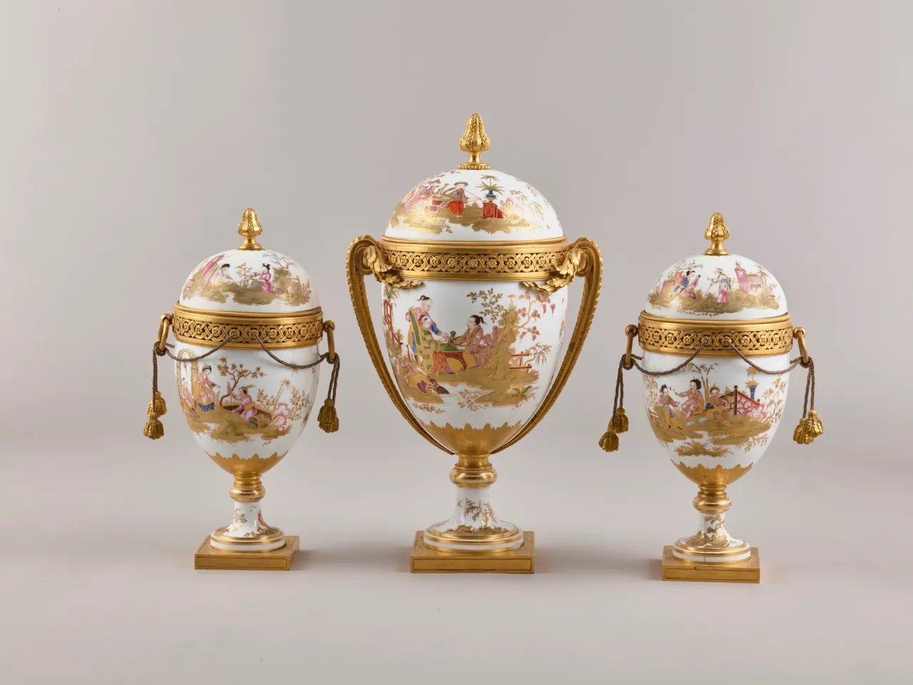 セーブル磁器製造所による中国風の卵型の壷(1775-1776) Photo: Copyright © Château de Versailles, Dist. RMN/Christophe Fouin