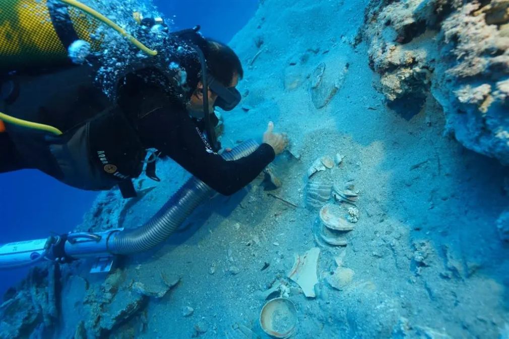 2000年前の沈没船から「ほぼ原型」の陶器を大量発見。古代の梱包方法に専門家も驚きの声