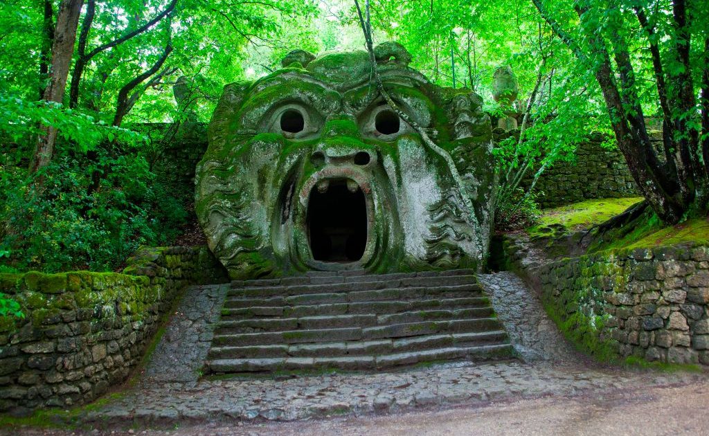 16世紀「怪物の庭園」は没入型アート施設だった!? 奇怪な彫像だけで